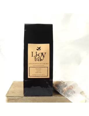 Sac de thé noir bio Lioy Tea  sur planche en bois, étiquette beige affichant “Lioy tea” et maté non aromatisé