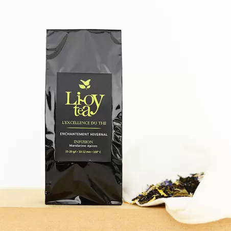 Sachet noir d'infusion mandarines et épices,  avec des écorces d'orange, de la badiane et de la cannelle