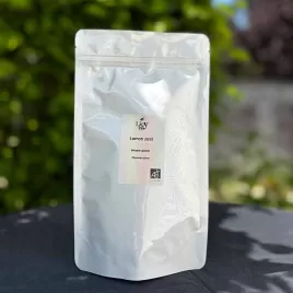 infusion pomme et citron, sachet posé sur une table en extérieur