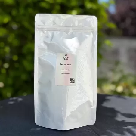 infusion pomme et citron, sachet posé sur une table en extérieur