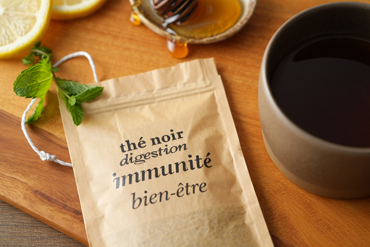 Théière avec thé noir pour améliorer digestion et immunité